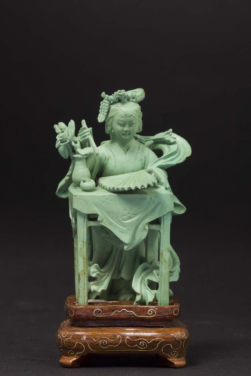 Piccola figura di Guanyin scolpita in turchese, Cina, Dinastia Qing, fine XIX secolo  - Asta Chinese Works of Art - Cambi Casa d'Aste