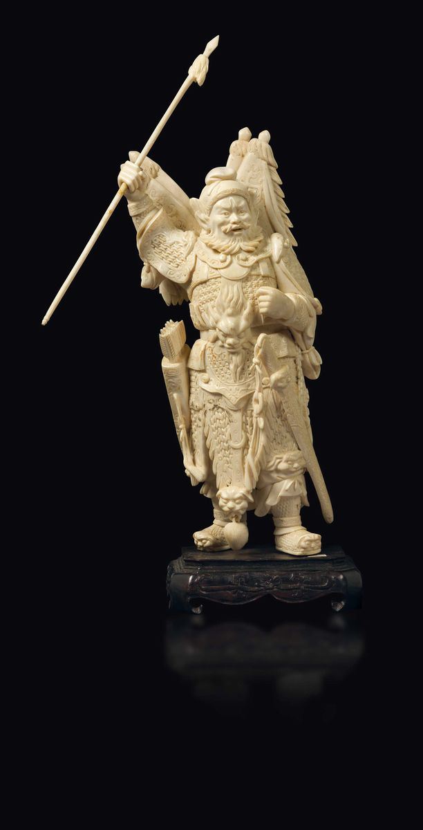 Figura di guerriero scolpito in avorio, Cina, inizio XX secolo  - Asta Fine Chinese Works of Art - Cambi Casa d'Aste