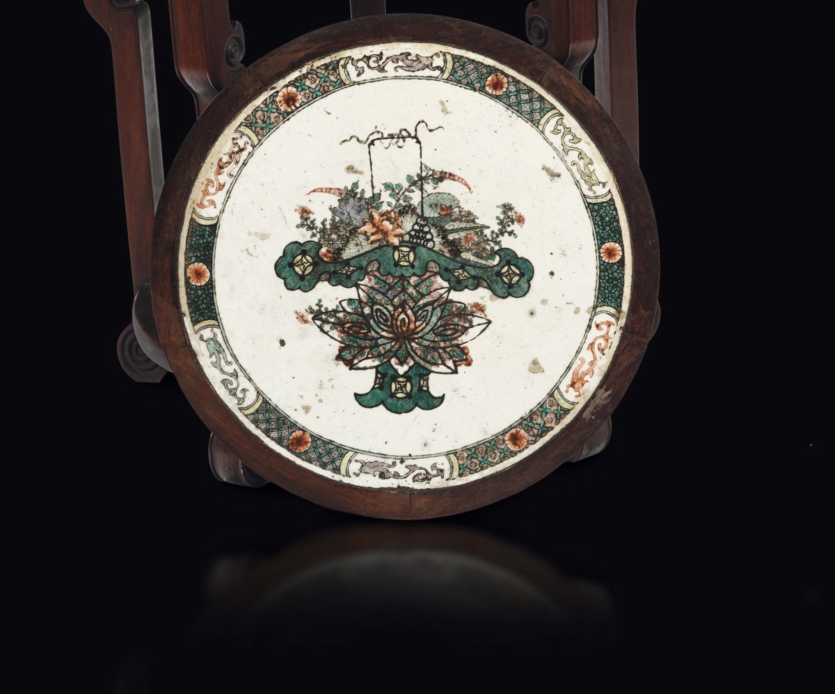 Tavolino in Legno con Placca in Porcellana Famiglia Verde con Bouquet di Fiori, Cina, Dinastia Qi...