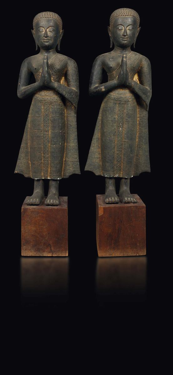 Coppia di figure di Buddha eretti in bronzo con tracce di doratura, Thailandia, XIX secolo