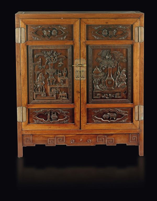 Cabinet in legno huali con decoro naturalistico a rilievo, Cina, Dinastia Qing, XIX secolo