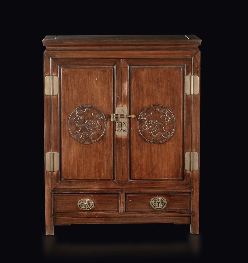 Cabinet in legno di homu con decoro di draghetti, Cina, Dinastia Qing, XIX secolo  - Asta Fine Chinese Works of Art - Cambi Casa d'Aste