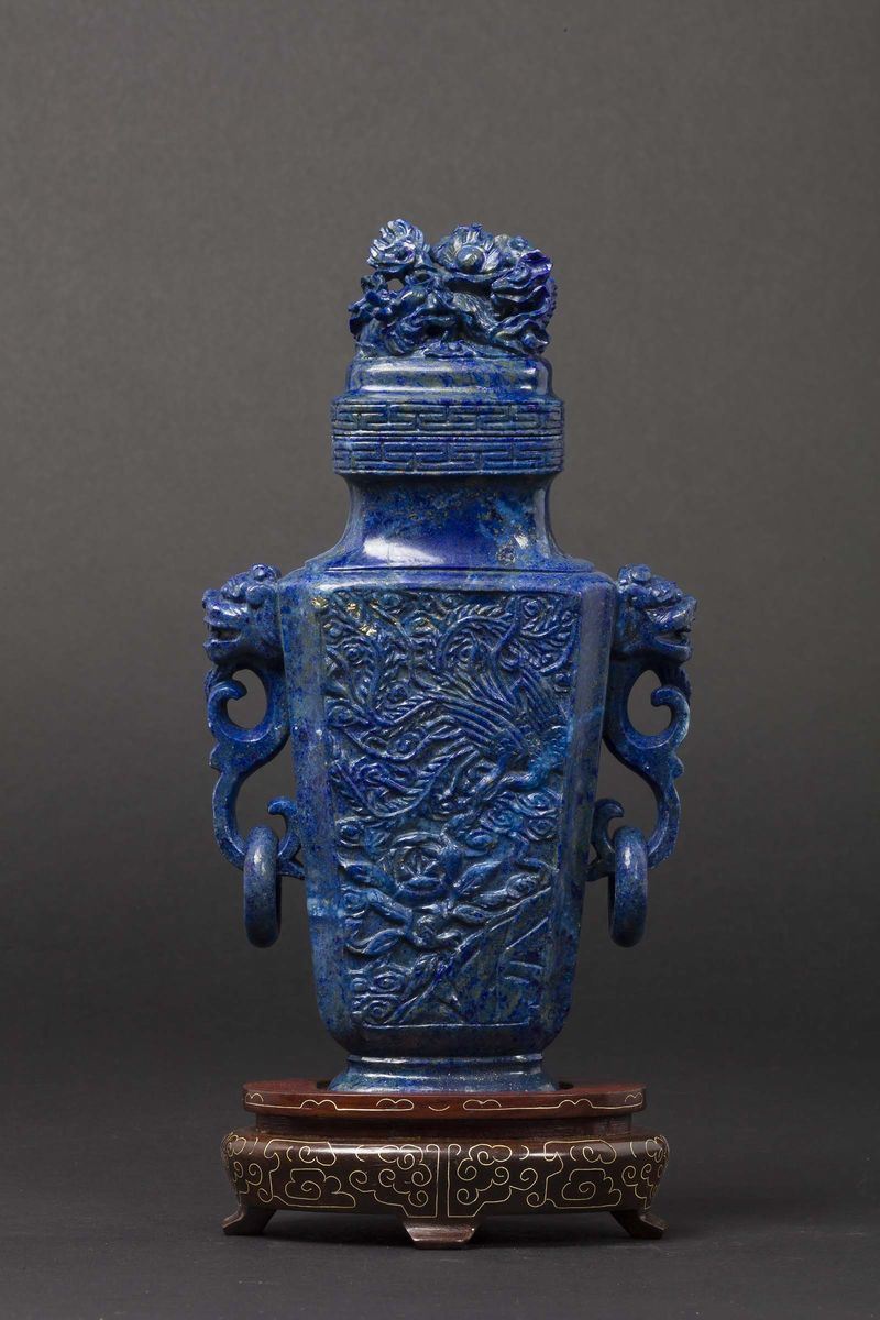 Vaso scolpito in lapislazzulo con coperchio, Cina, Dinastia Qing, fine XIX secolo  - Asta Chinese Works of Art - Cambi Casa d'Aste