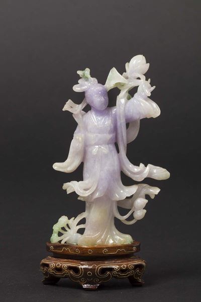 Piccola Guanyin Scolpita in Giadeite con Sfumature Lavanda, Cina, Inizio XX Secolo