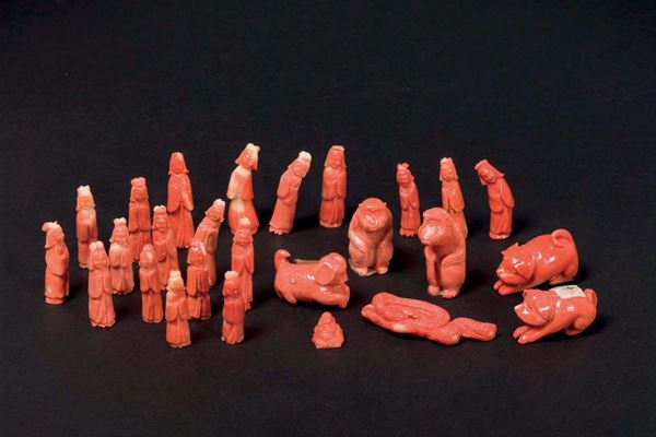 Lotto di ventisei piccole sculture scolpite in corallo, Cina, inizio XX secolo