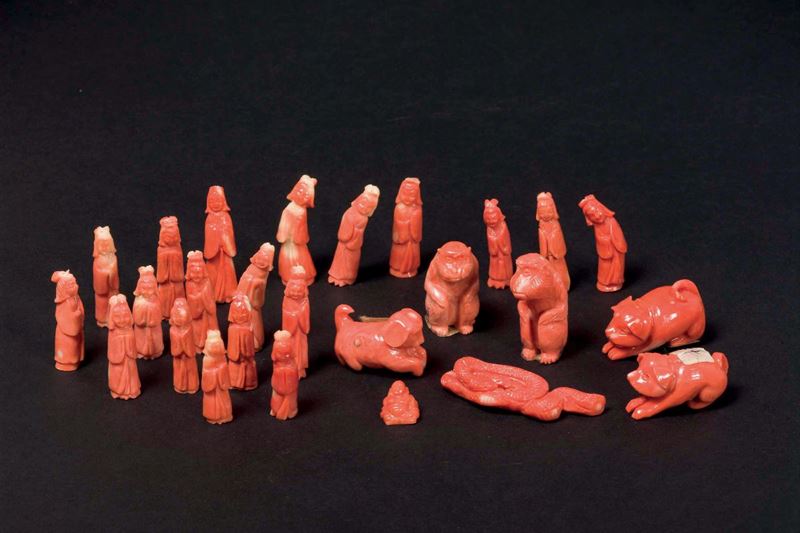 Lotto di ventisei piccole sculture scolpite in corallo, Cina, inizio XX secolo  - Asta Chinese Works of Art - Cambi Casa d'Aste