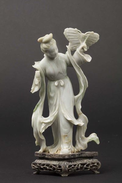 Figura di Guanyin Scolpita in Giadeite con Aquilone a Forma di Farfalla, Cina, Inizio XX Secolo