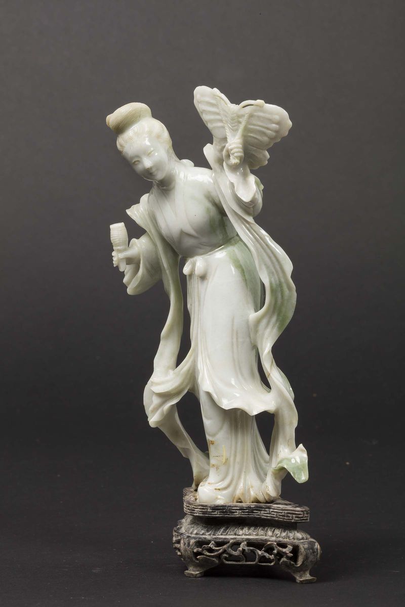 Figura di Guanyin Scolpita in Giadeite con Aquilone a Forma di Farfalla, Cina, Inizio XX Secolo