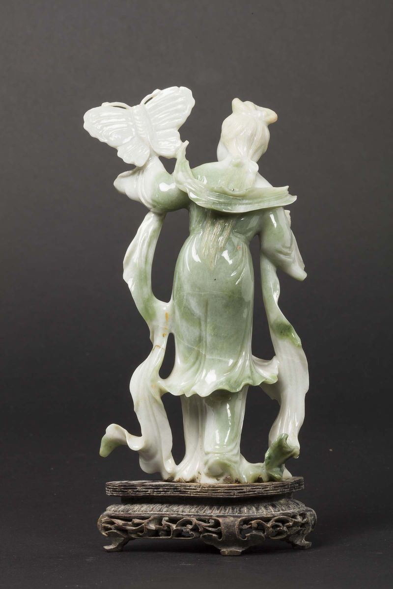 Figura di Guanyin Scolpita in Giadeite con Aquilone a Forma di Farfalla, Cina, Inizio XX Secolo