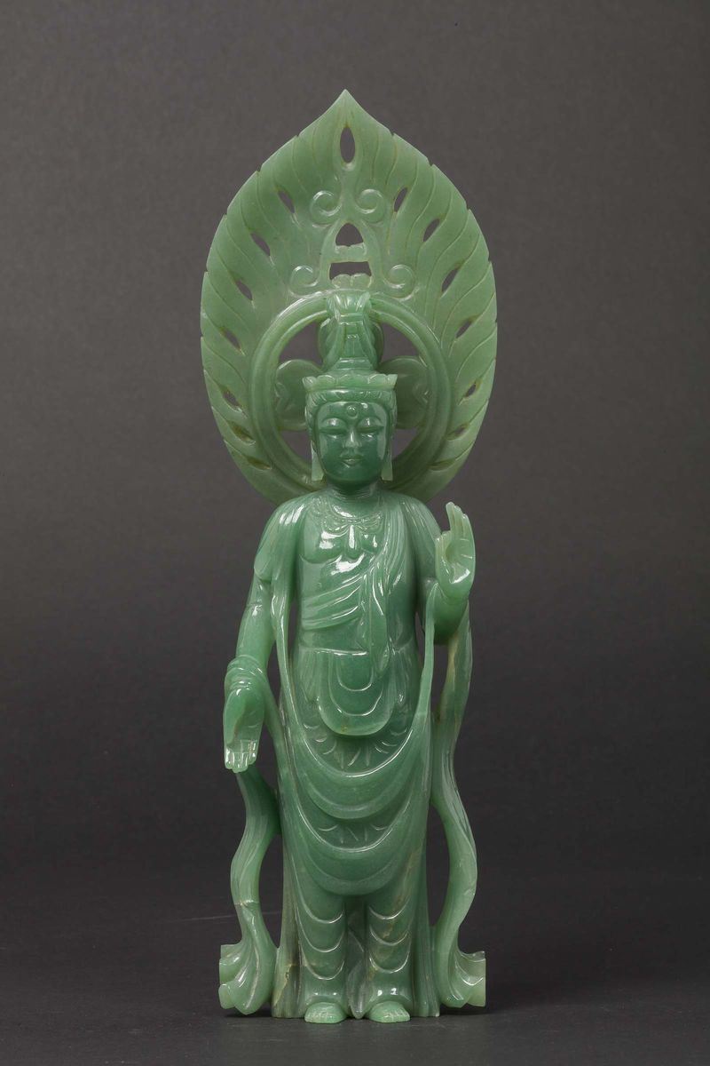 Divinità scolpita in giadeite con aura, Cina, inizio XX secolo  - Asta Chinese Works of Art - Cambi Casa d'Aste