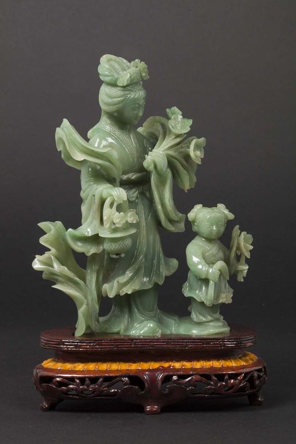 Gruppo scolpito in giadeite raffigurante Guanyin con fanciulla, Cina, inizio XX secolo