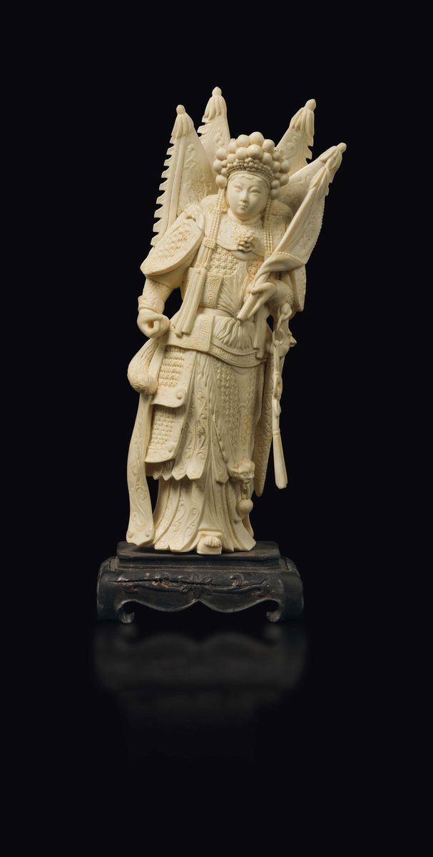 Figura di Guanyin guerriera scolpita in avorio, Cina, inizio XX secolo  - Asta Fine Chinese Works of Art - Cambi Casa d'Aste