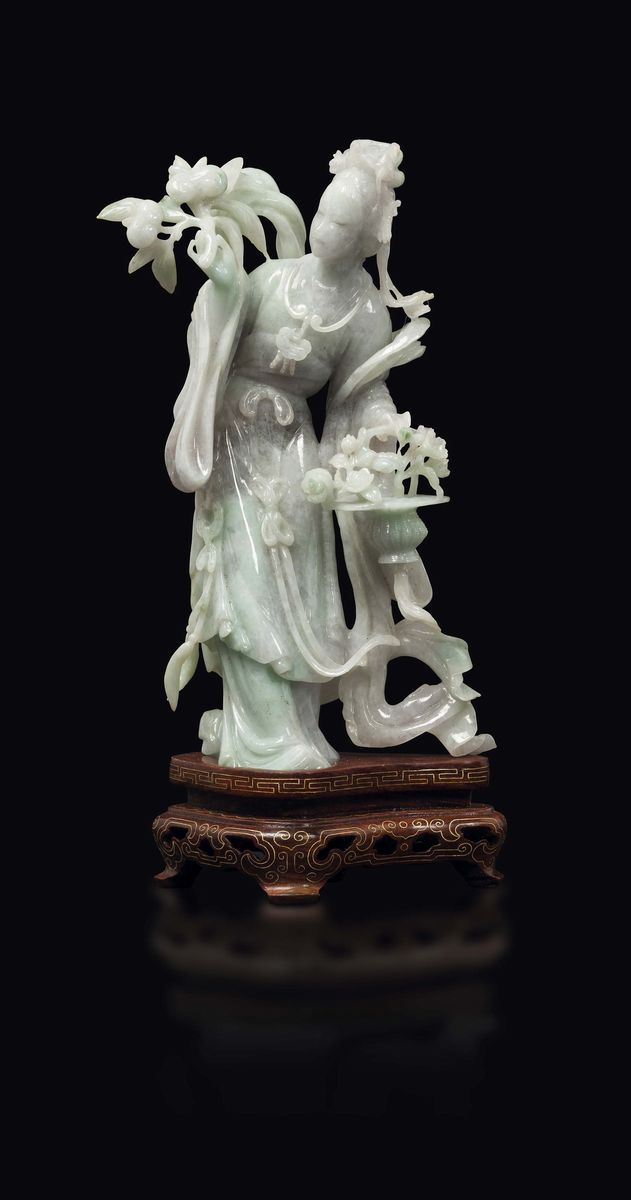 Figura di Guanyin con fiori scolpita in giadeite, Cina, XX secolo  - Asta Fine Chinese Works of Art - Cambi Casa d'Aste