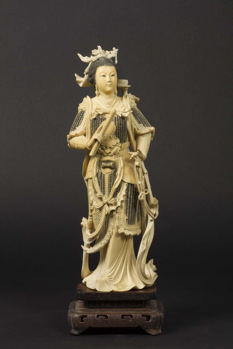 Figura di Guanyin con spada scolpita in avorio, Cina, inizio XX secolo  - Asta Chinese Works of Art - Cambi Casa d'Aste