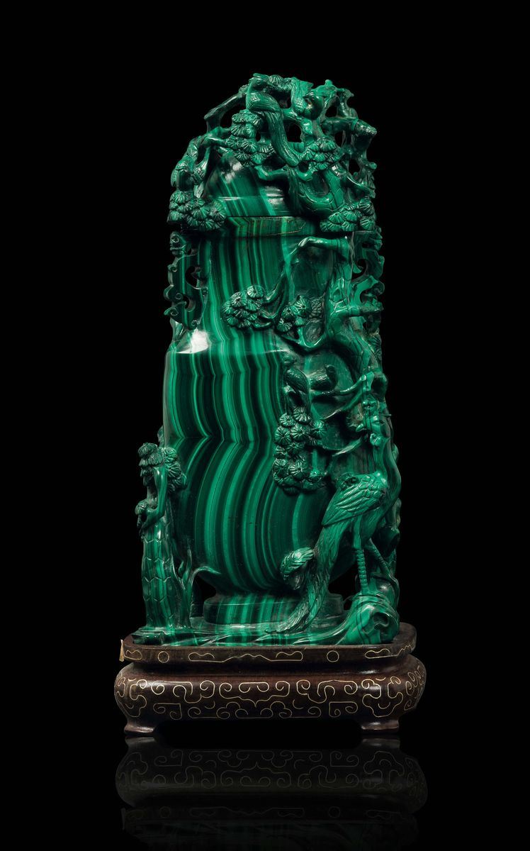 Vaso con coperchio in malachite con decoro a rilievo, Cina, inizio XX secolo  - Asta Fine Chinese Works of Art - Cambi Casa d'Aste