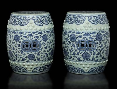 Coppia di Garden Seats in Porcellana Bianca e Blu a Decoro Floreale, Cina, Dinastia Qing, XVIII S...