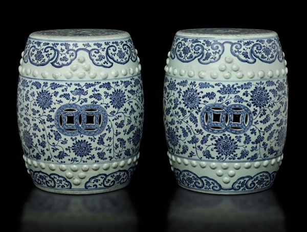 Coppia di garden seats in porcellana bianca e blu a decoro floreale, Cina, Dinastia Qing, XVIII secolo
