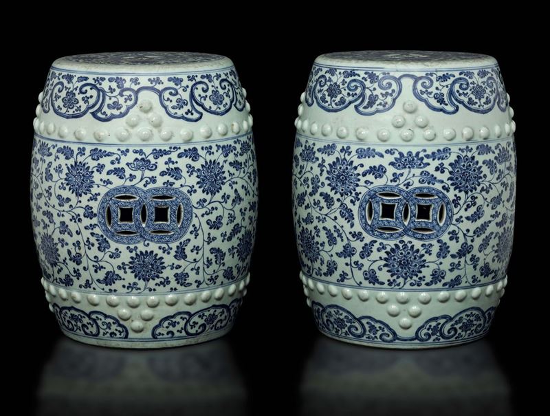 Coppia di garden seats in porcellana bianca e blu a decoro floreale, Cina, Dinastia Qing, XVIII secolo  - Asta Fine Chinese Works of Art - Cambi Casa d'Aste