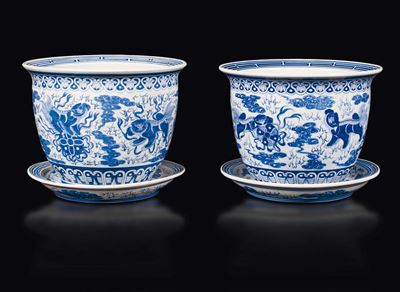 Due Giardiniere in Porcellana Bianca e Blu con Cani di Pho, Cina, Dinastia Qing, Fine XIX Secolo