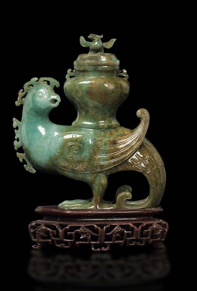 Vaso Scolpito in Giada Verde e Russet Sorretto da Fenice, Cina, Inizio XX Secolo