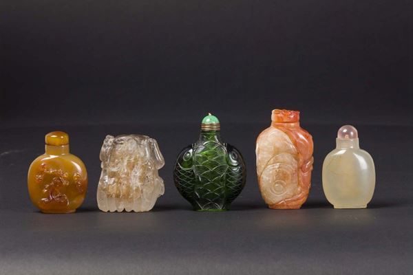Lotto di cinque snuff bottles in materiali diversi, Cina, inizio XX secolo
