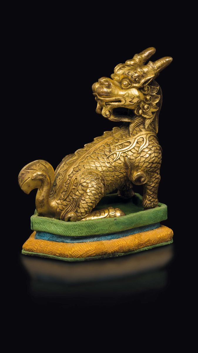Figura di cane di Pho in bronzo dorato, Cina, Dinastia Qing, XVIII secolo  - Asta Fine Chinese Works of Art - Cambi Casa d'Aste