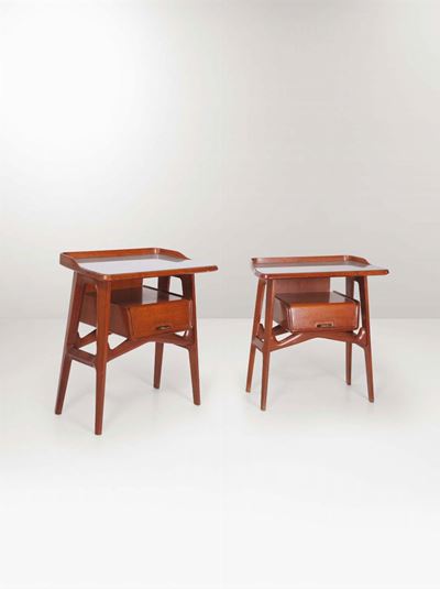 Coppia di Comodini con Struttura in Legno, Piano in Vetro e Dettagli in Ottone.