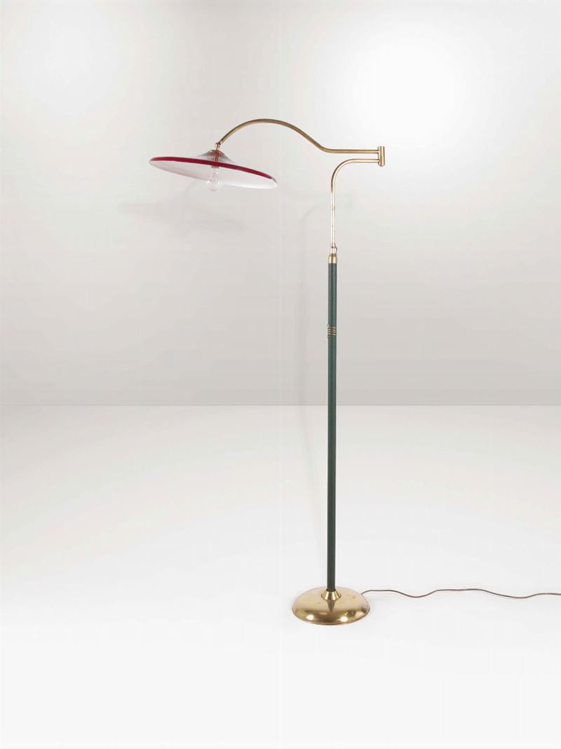 Lampada da terra con struttura in ottone e diffusore in alluminio laccato. Prod. Stilnovo, Italia, 1950 ca.  - Auction Design II - II - Cambi Casa d'Aste