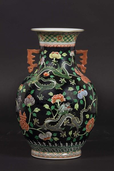 Vaso in Porcellana Famiglia Nera con Decoro di Dragoni e Fiori, Cina, XX Secolo