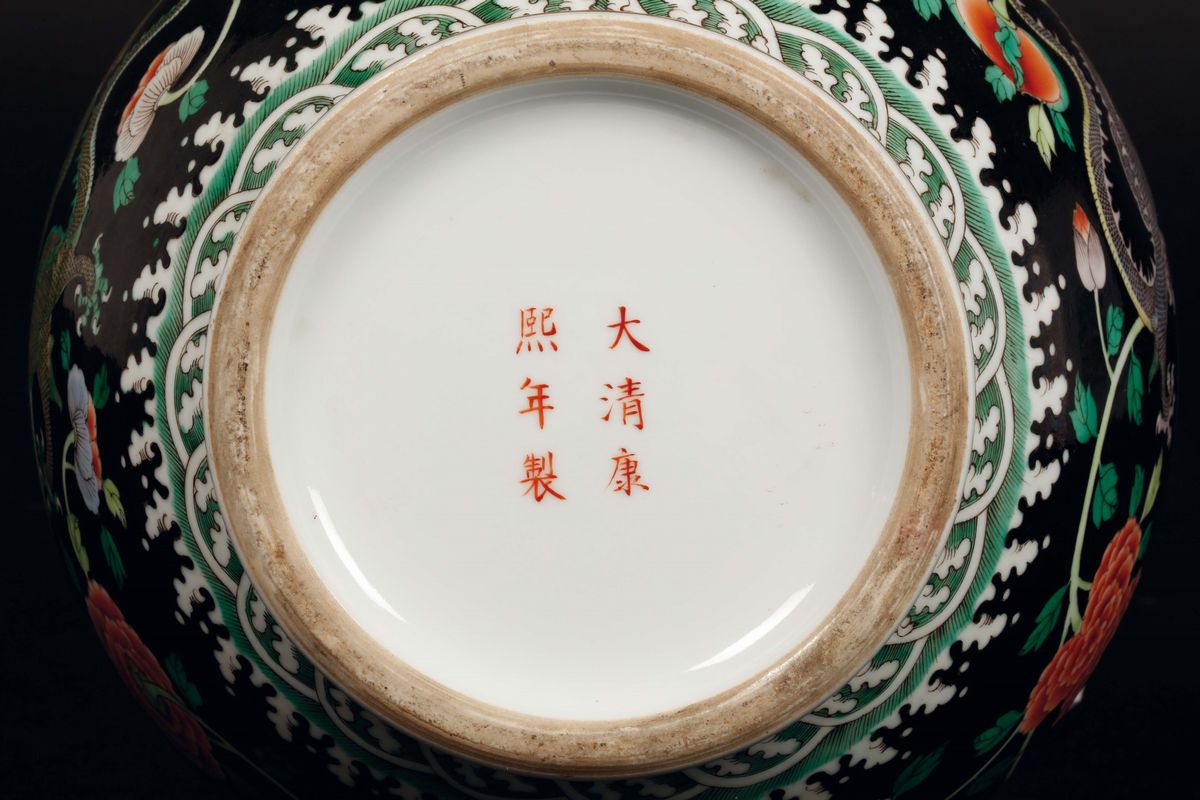 Vaso in Porcellana Famiglia Nera con Decoro di Dragoni e Fiori, Cina, XX Secolo