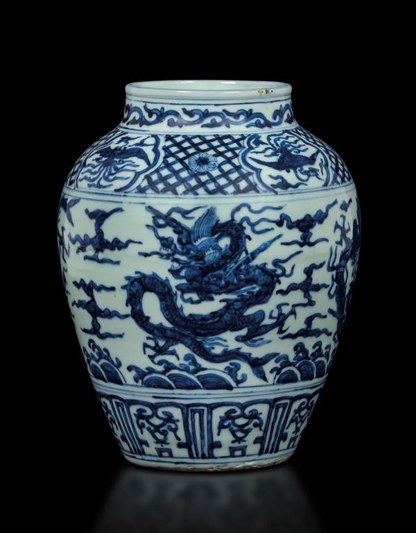 Vaso in porcellana bianca e blu con draghi tra le nuvole, Cina, Dinastia Qing, epoca Shunzhi (1644-1661)