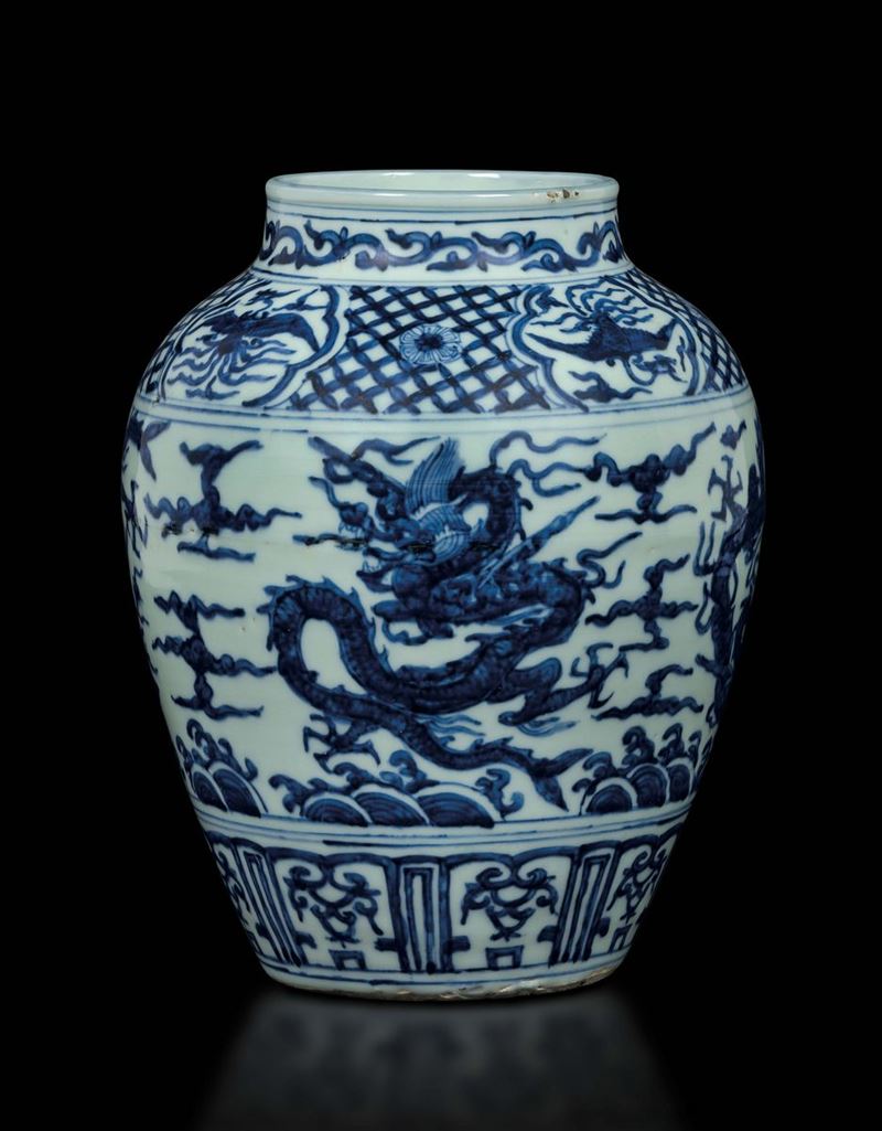 Vaso in porcellana bianca e blu con draghi tra le nuvole, Cina, Dinastia Qing, epoca Shunzhi (1644-1661)  - Asta Fine Chinese Works of Art - Cambi Casa d'Aste