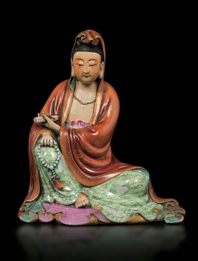 Rara Figura di Guanyin in Porcellana a Smalti Policromi, Cina, Dinastia Qing, Epoca Jiaqing (1796...