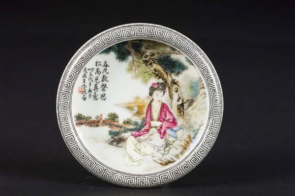 Ciotolina in porcellana a smalti policromi con Guanyin ed iscrizione, Cina, inizio XX secolo