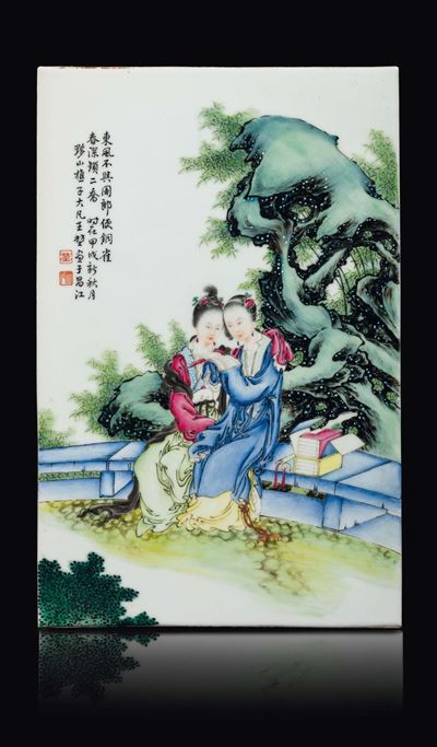 Placca in Porcellana a Smalti Policromi Raffigurante Due Guanyin con Iscrizione, Cina, Inizio XX ...
