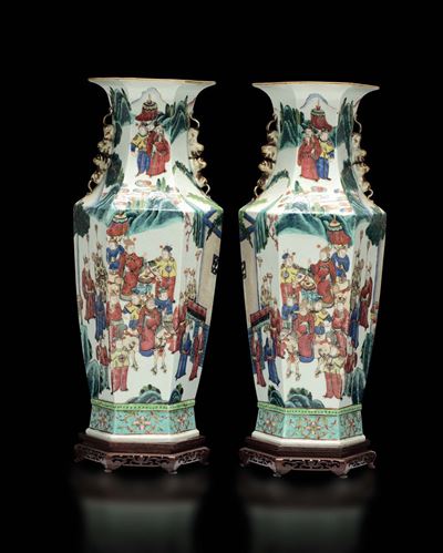 Coppia di Vasi a Balaustro in Porcellana Famiglia Rosa Raffiguranti Scene di Vita di Corte, Cina,...