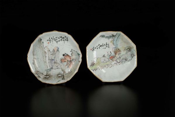 Due piatti in porcellana a smalti policromi raffiguranti attendenti con fanciulli ed iscrizioni, Cina, Dinastia Qing, XIX secolo
