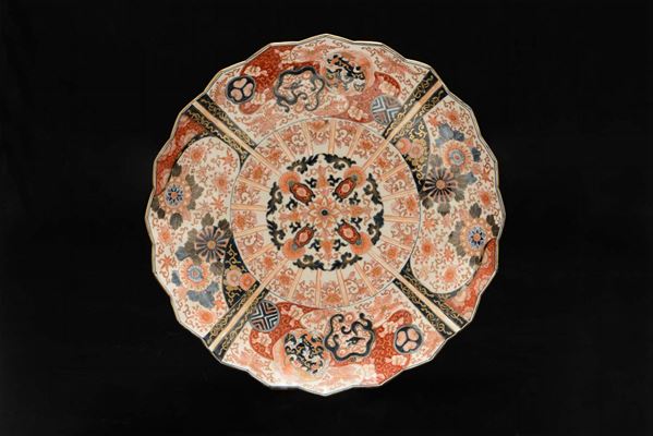 Piatto in porcellana Imari a decoro floreale, Giappone, XIX secolo