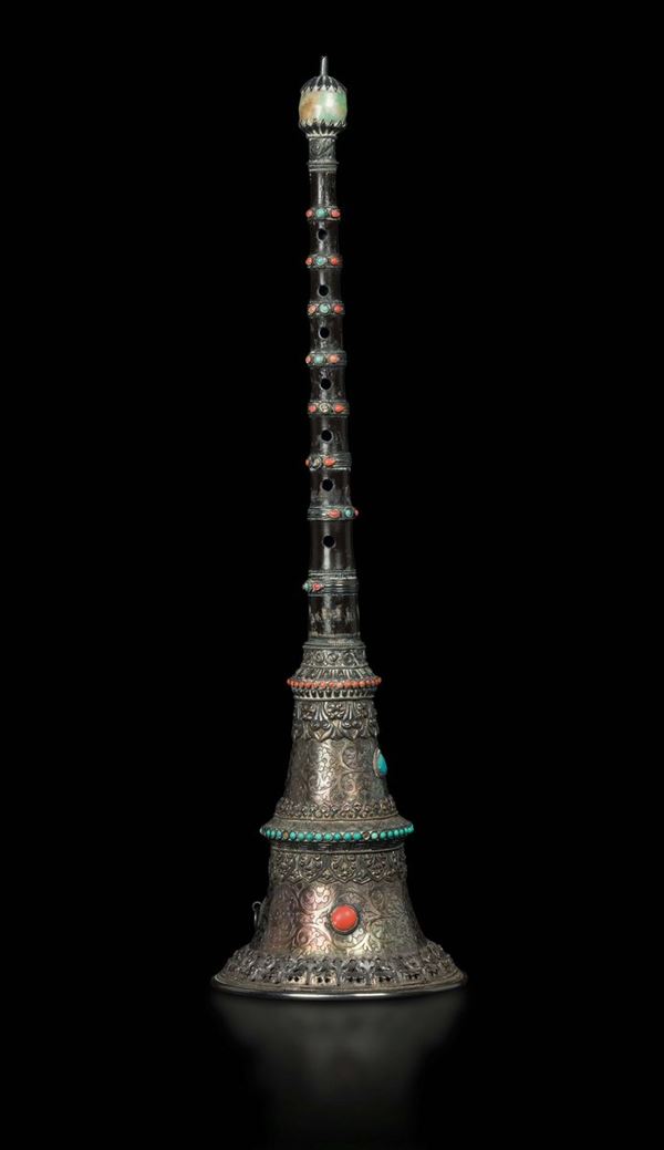 Tromba in argento con innesti in corallo, turchese e giada, Tibet, XIX secolo