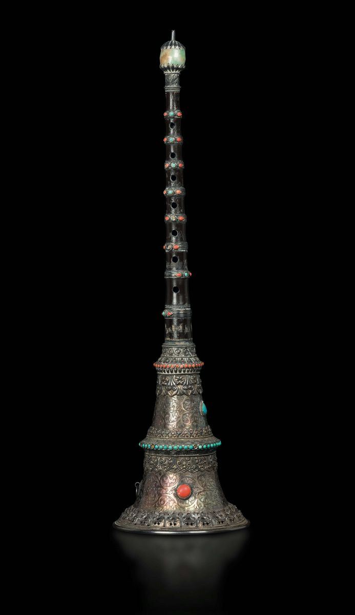 Tromba in argento con innesti in corallo, turchese e giada, Tibet, XIX secolo  - Asta Fine Chinese Works of Art - Cambi Casa d'Aste