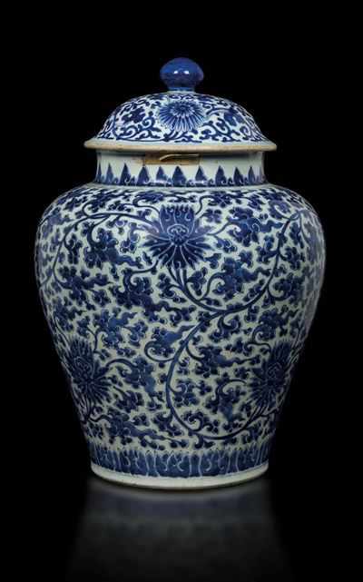 Potiche con Coperchio in Porcellana Bianca e Blu a Decoro Floreale, Cina, Dinastia Qing, Epoca Qi...