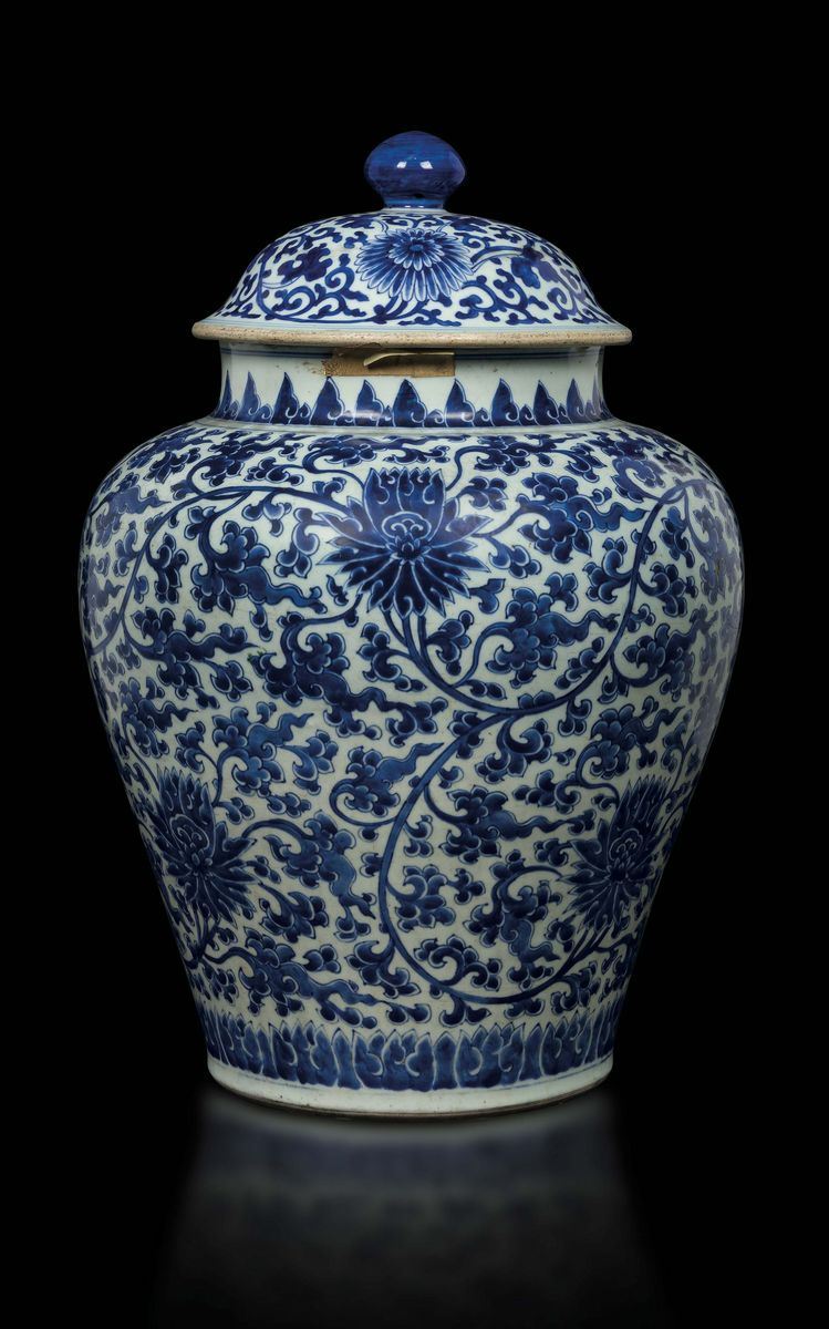 Potiche con coperchio in porcellana bianca e blu a decoro floreale, Cina, Dinastia Qing, epoca Qianlong (1736-1795)  - Asta Fine Chinese Works of Art - Cambi Casa d'Aste