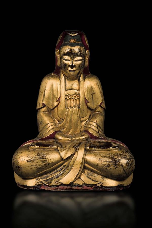 Figura di Buddha seduto in legno dorato e laccato, Sud-est asiatico