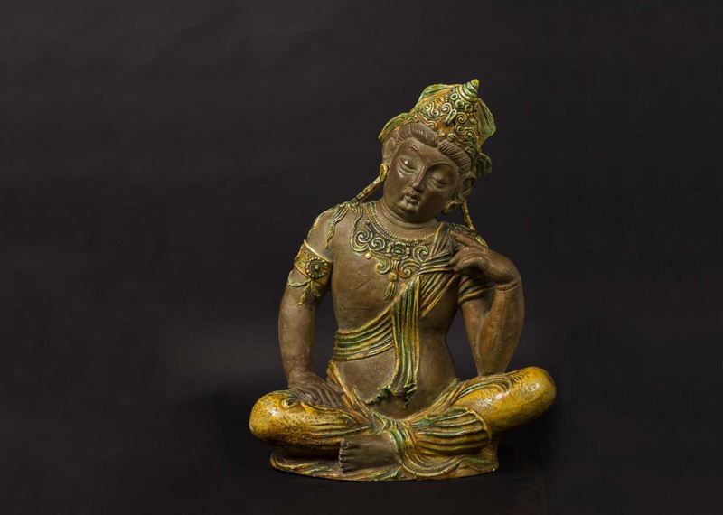 Figura di divinità seduta in terracotta con smalti Sancai, XX secolo  - Asta Chinese Works of Art - Cambi Casa d'Aste
