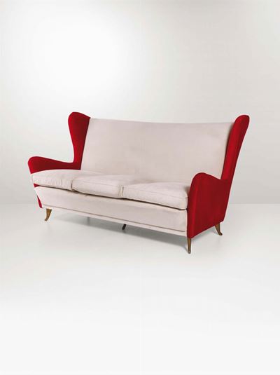 Divano con Struttura in Legno, Rivestimento in Velluto e Sostegni in Ottone.
