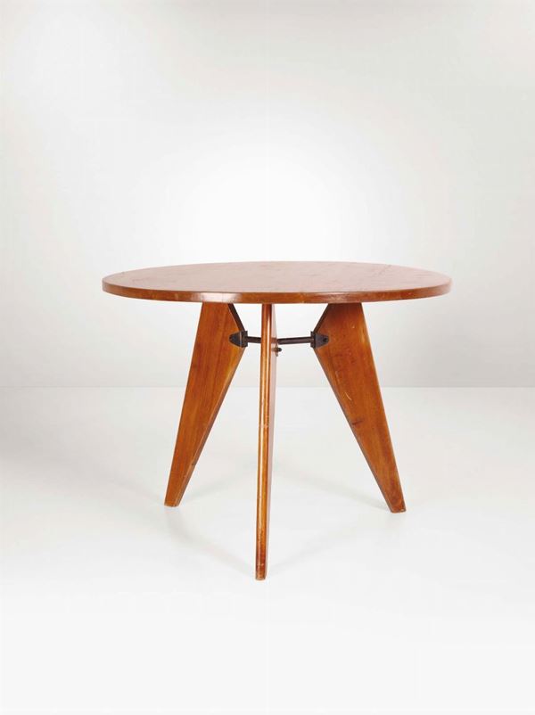 Tavolo con struttura in legno e dettagli in metallo.