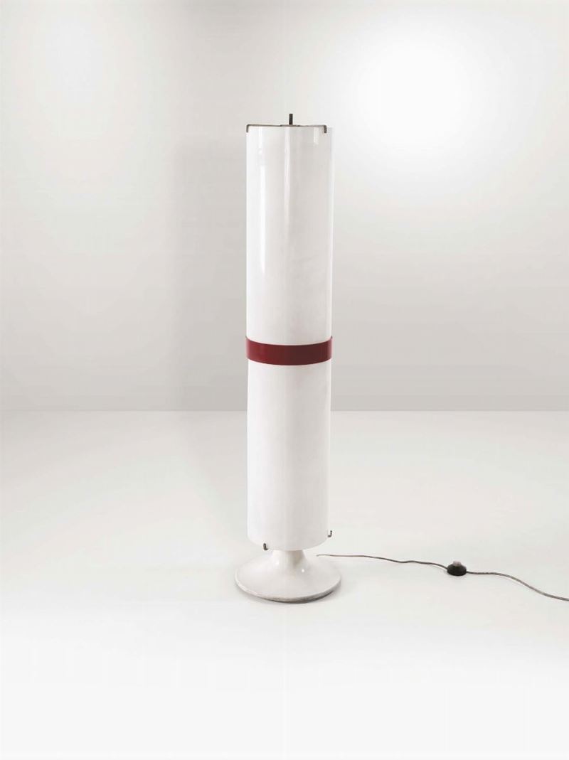 Lampada da terra con struttura in metallo laccato e diffusore in perspex.  - Auction Design - Cambi Casa d'Aste
