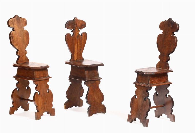 Tre sgabelli in noce, Toscana epoche e disegni differenti  - Auction Furniture - Cambi Casa d'Aste