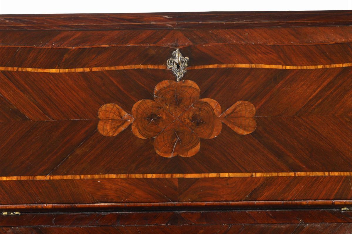 Ribaltina in Stile Luigi XV Lastronata in Palissandro ed Intarsiata con Motivo del Quadrifoglio, ...
