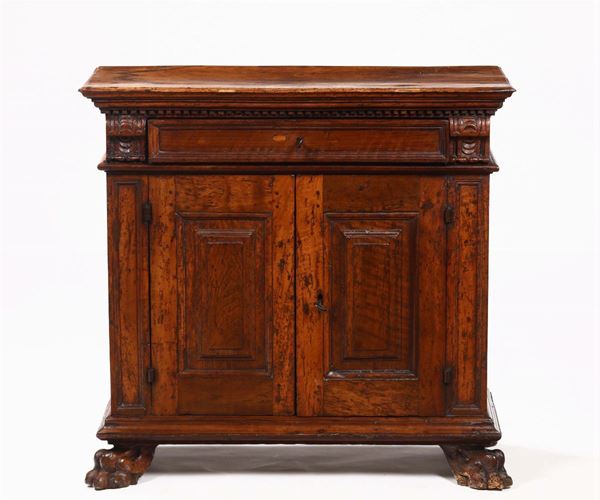 Piccolo credenzino in noce due sportelli e un cassetto, XIX secolo